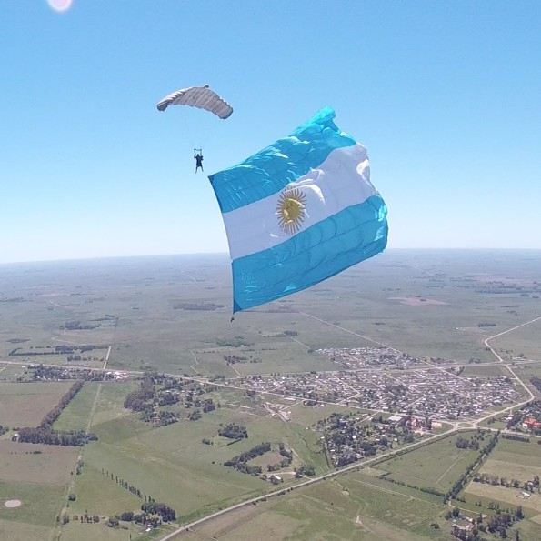 Salto con bandera argentina