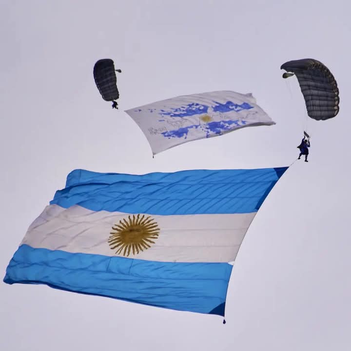 Salto con banderas argentina y de las malvinas
